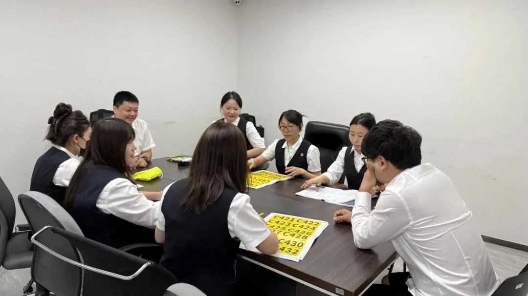 40度高温仓库里,公证员为3000多台叉车“验明正身” 40度高温仓库里,公证员为3000多台叉车“验明正身”