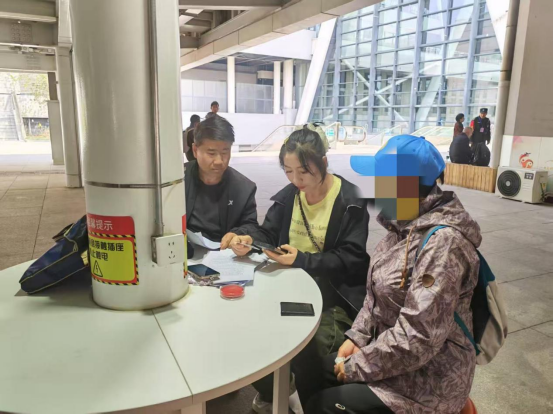 一日往返京蒙两地 高铁站内高效办理——杭锦后旗公证处跨省服务跑出“加速度” 一日往返京蒙两地 高铁站内高效办理——杭锦后旗公证处跨省服务跑出“加速度”