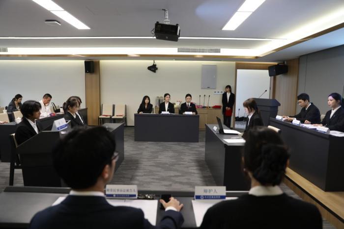 高校举办首届“一带一路”涉外法治模拟法庭比赛2