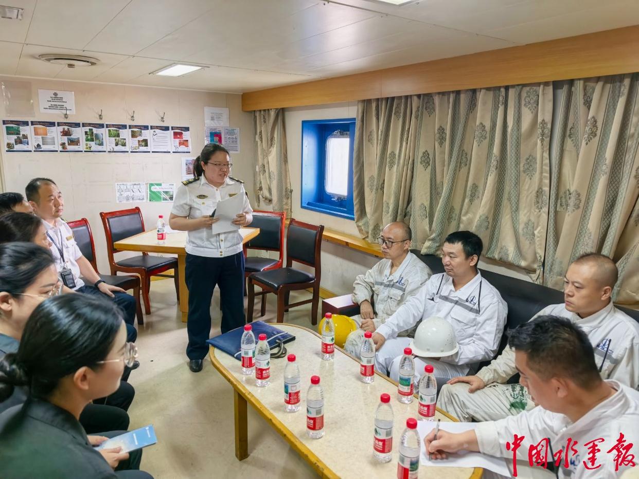 崇明海事局联合多部门成功调处一起涉外商业船舶船员劳资纠纷1