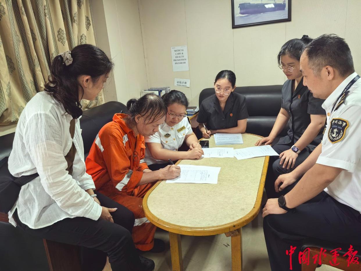 崇明海事局联合多部门成功调处一起涉外商业船舶船员劳资纠纷2