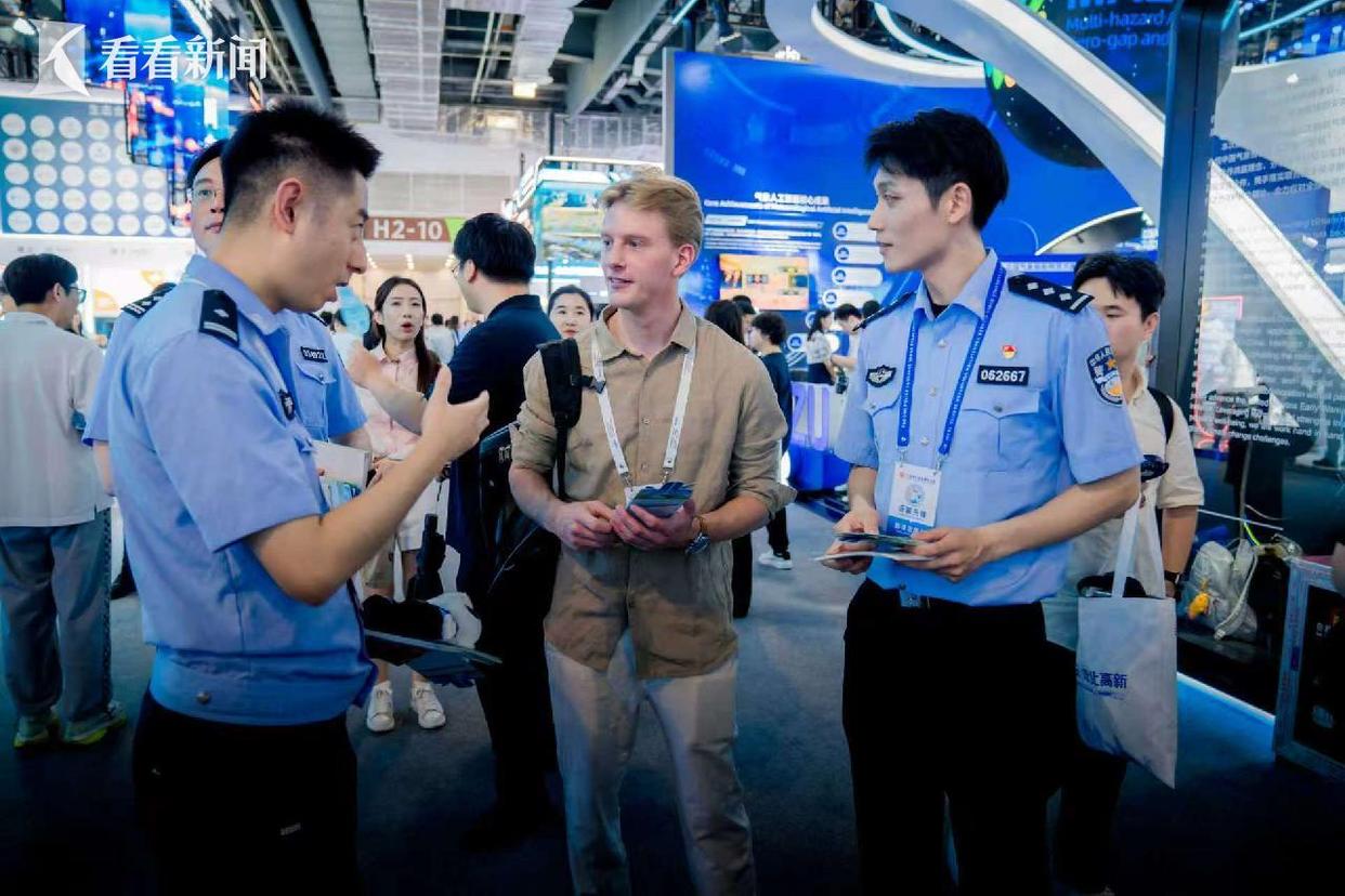 护航WAIC “多语种”特长民警一线驻点1