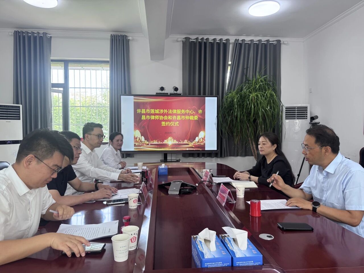 许昌市莲城涉外法律服务中心与许昌仲裁委员会、许昌市天平公证处签订战略合作协议