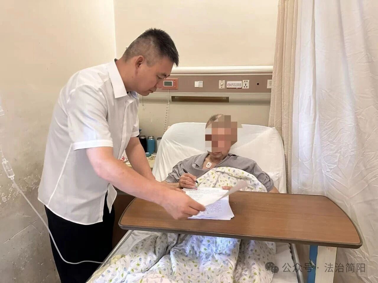 酷暑上门办公证 温情服务解民忧