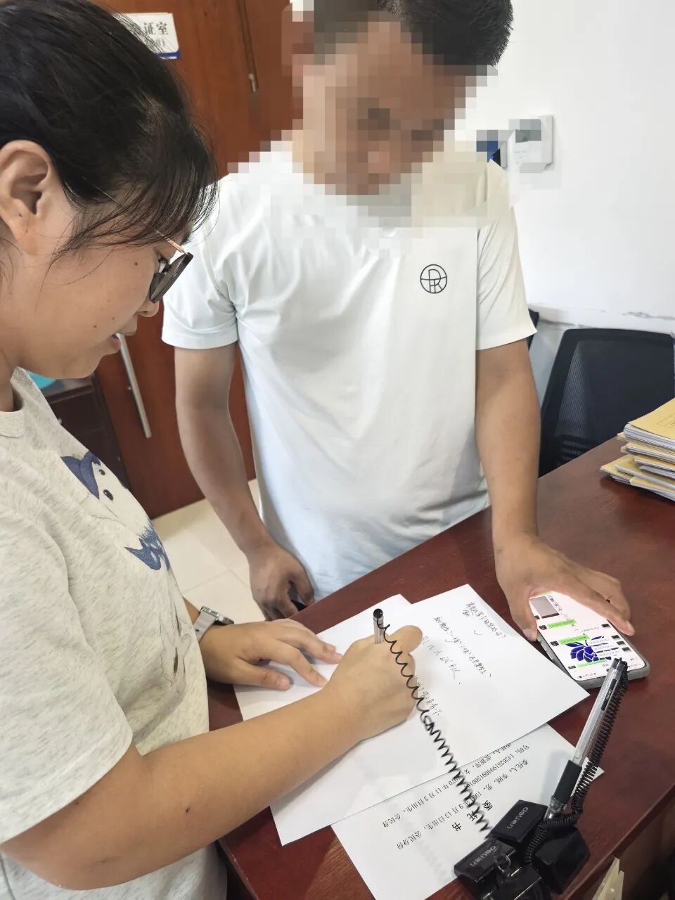 无声沟通暖人心！江宁公证处绿色通道助力残障群众高效办证