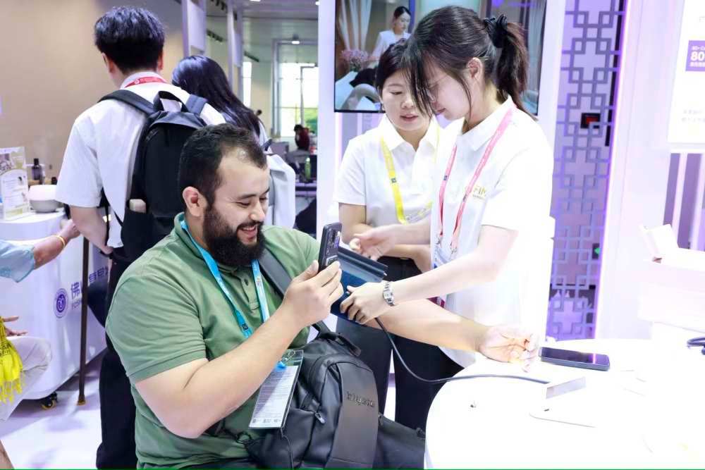 广交会首设国际医疗展区：外籍团队上岗，国际标准闯关